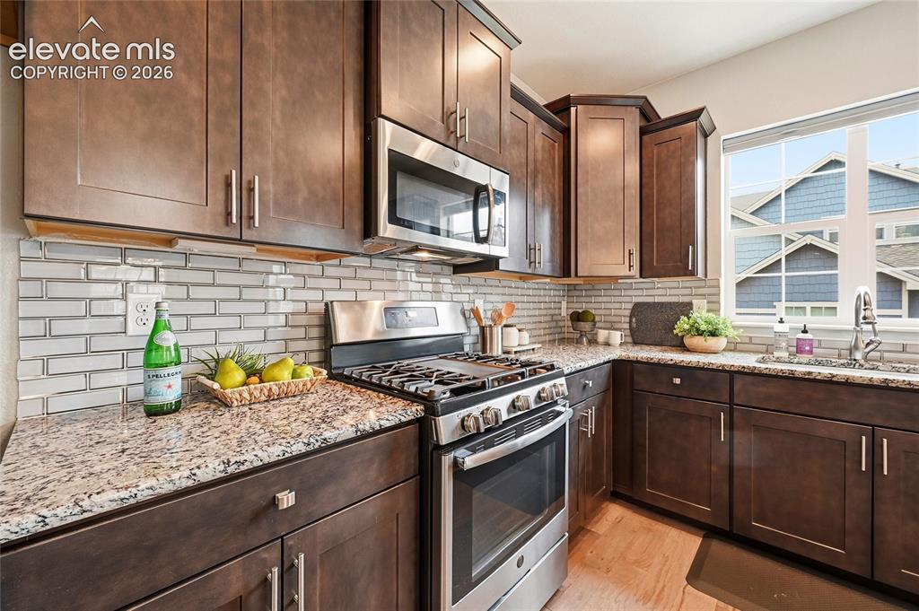 Image 11 of 50: Kitchen