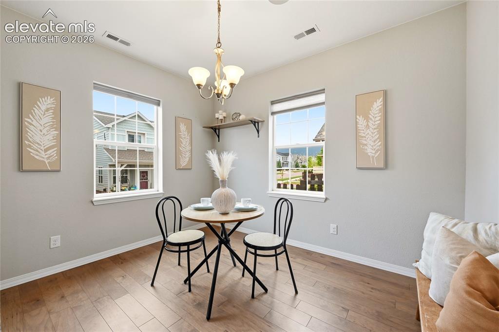 Image 16 of 50: Dining Area