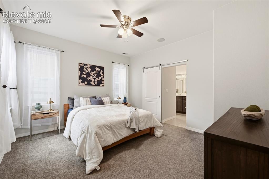 Image 17 of 50: Bedroom