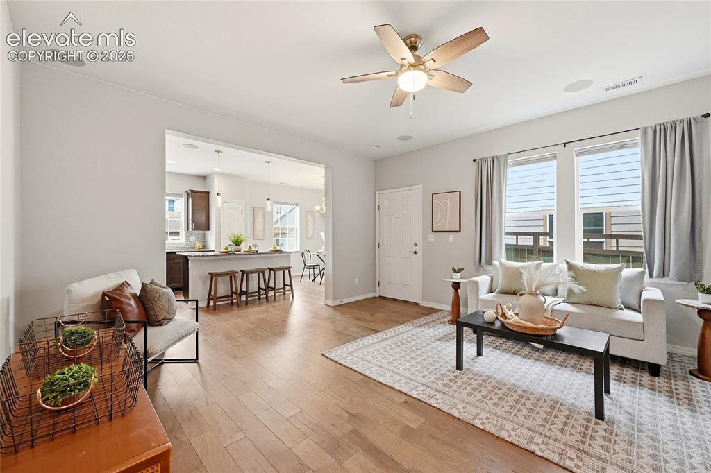 Image 8 of 50: Living Room