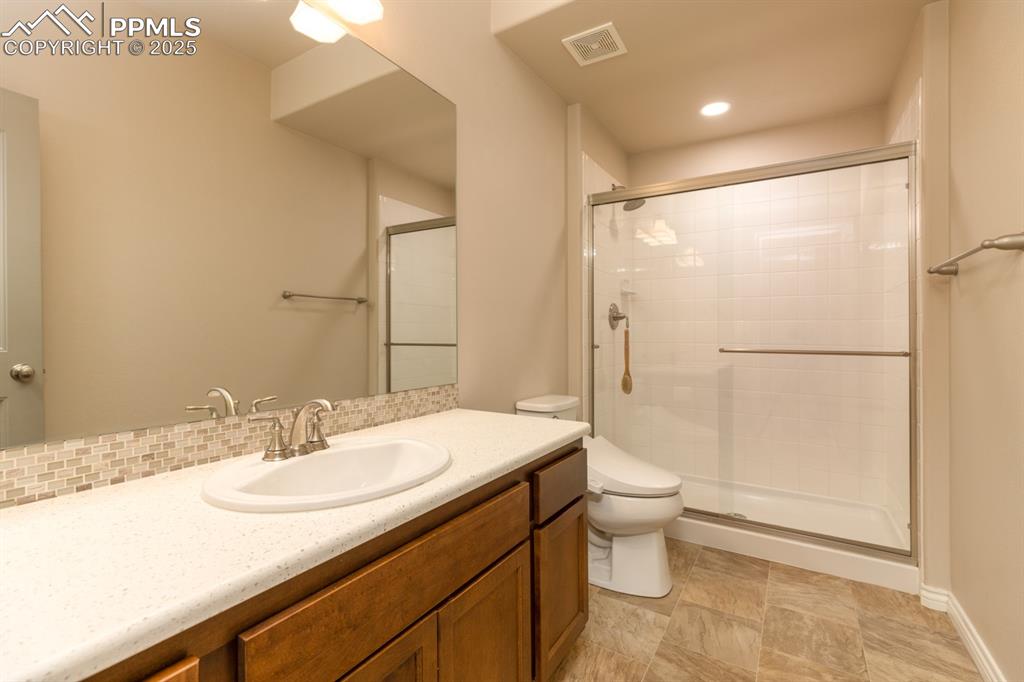 Image 36 of 44: Bathroom