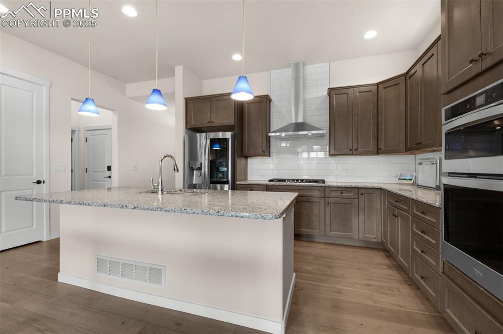Image 7 of 30: Kitchen