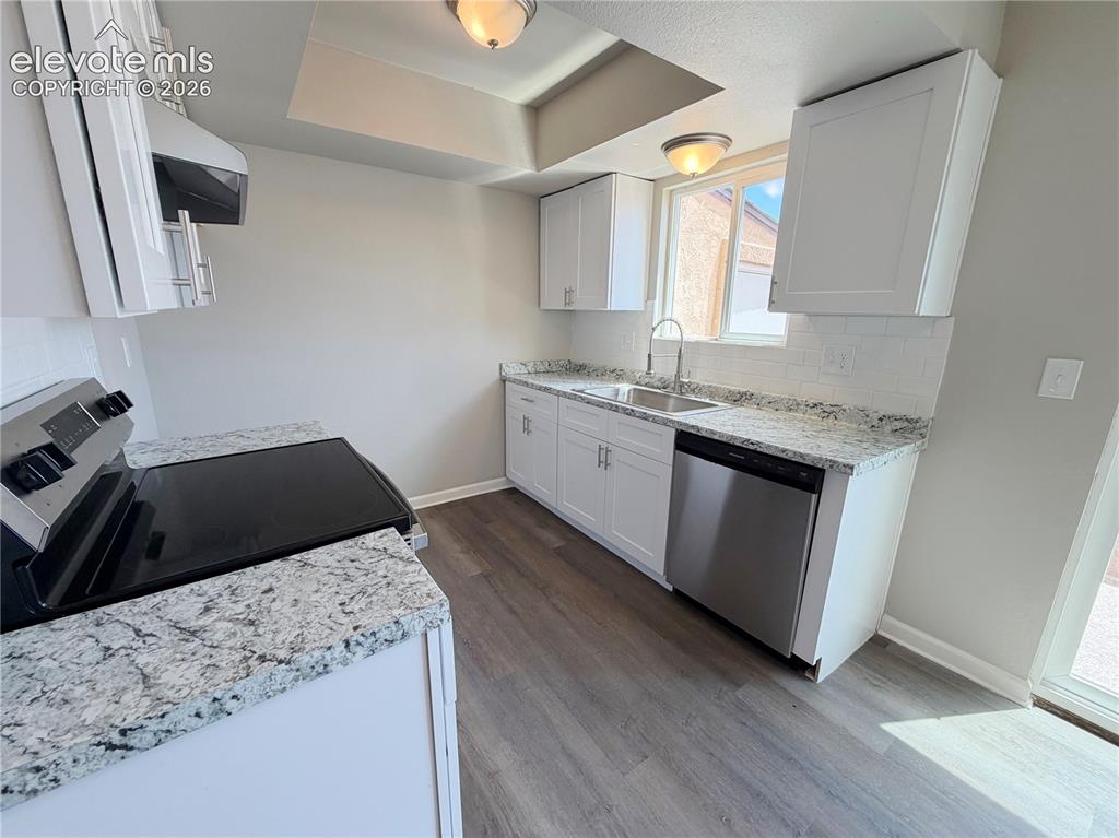 Image 10 of 21: Kitchen