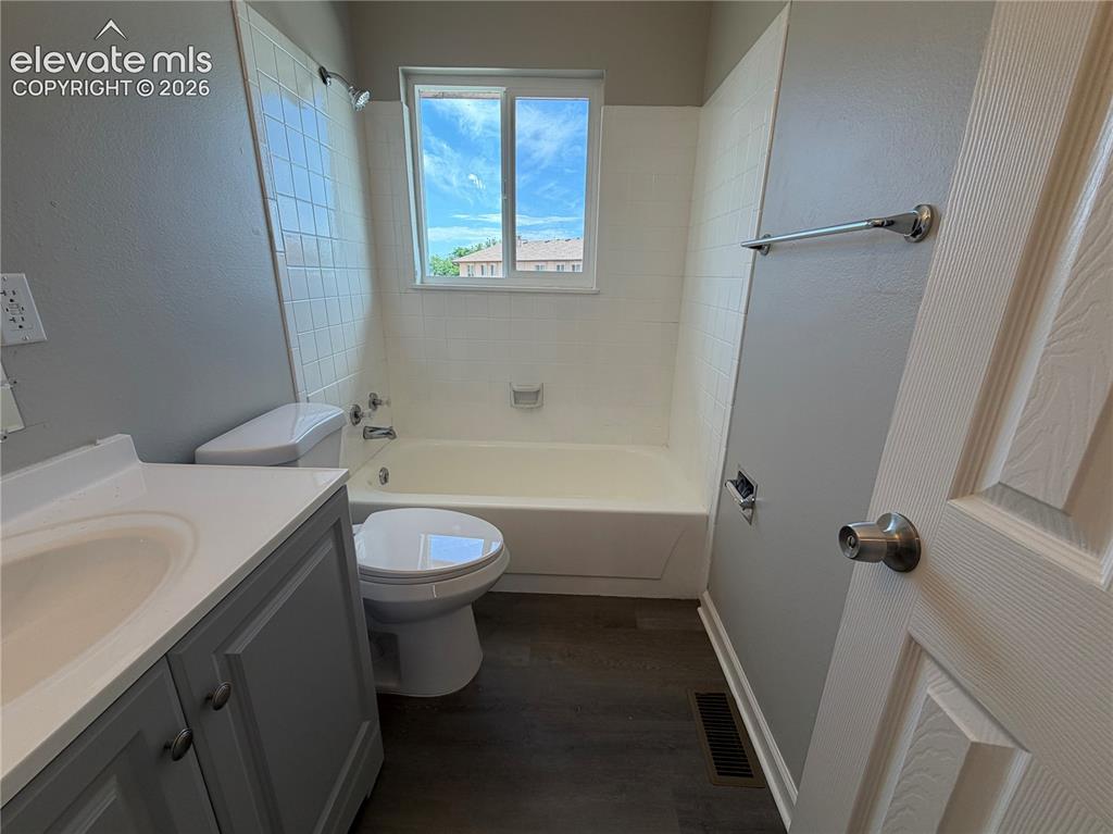 Image 17 of 21: Bathroom