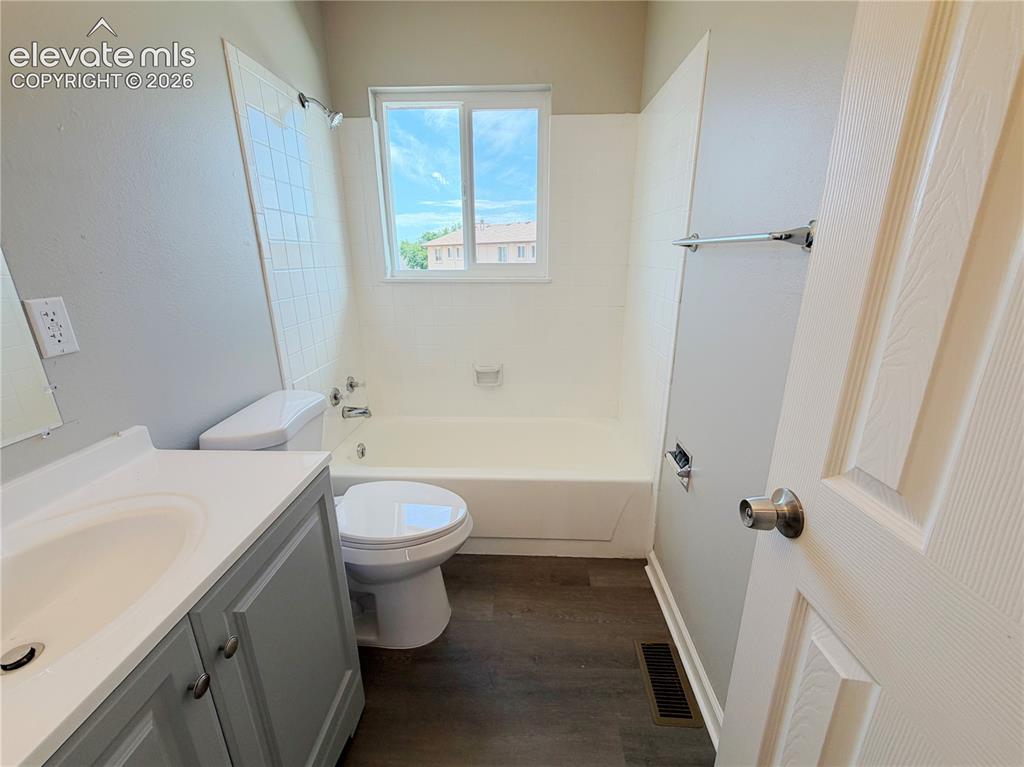 Image 18 of 21: Bathroom