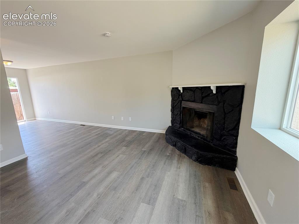 Image 2 of 21: Living Room