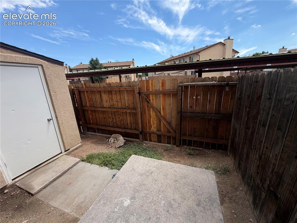 Image 20 of 21: Yard