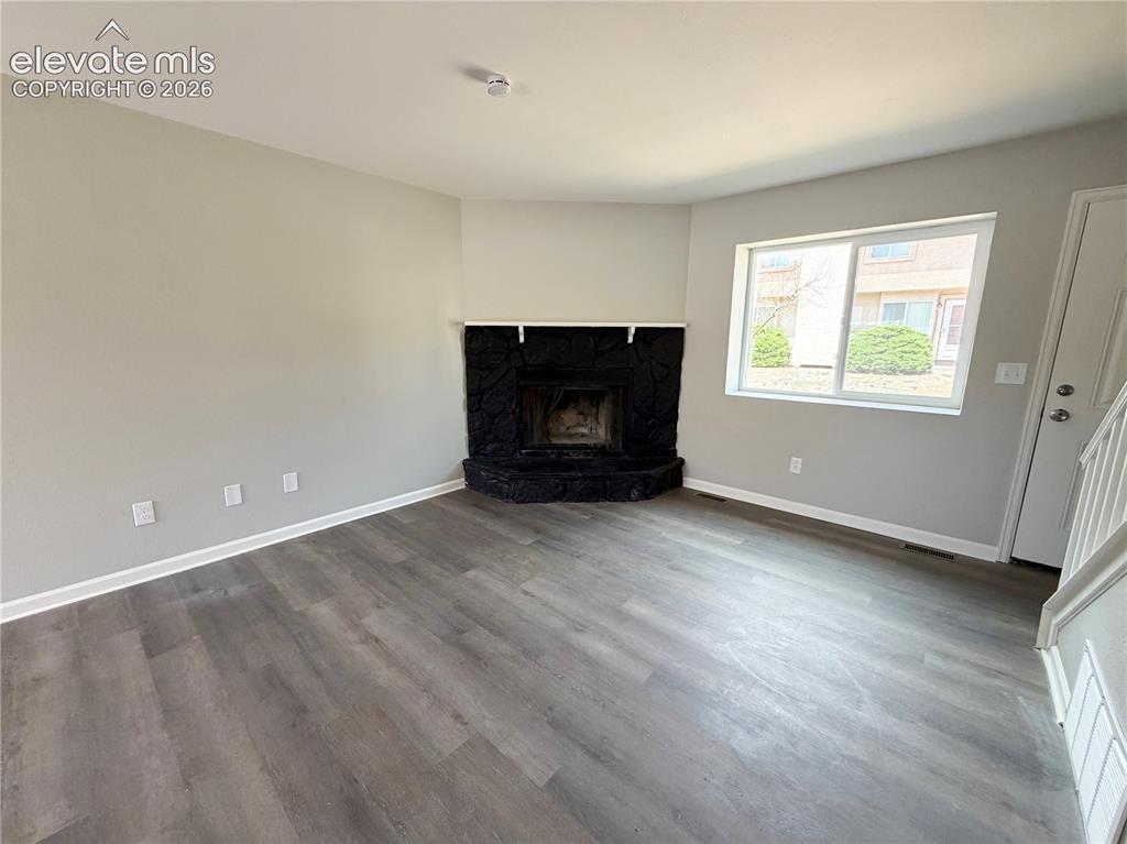 Image 4 of 21: Living Room
