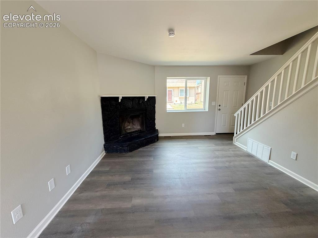 Image 5 of 21: Living Room