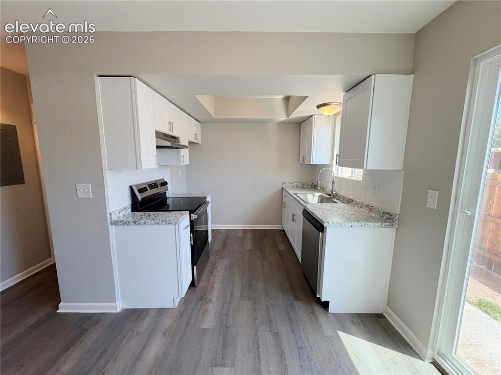 Image 8 of 21: Kitchen