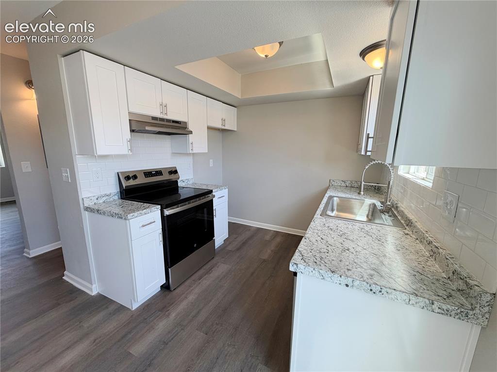 Image 9 of 21: Kitchen