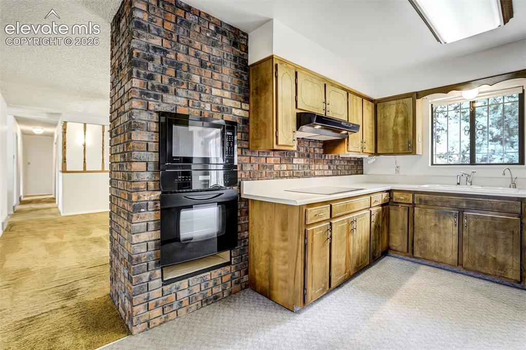 Image 21 of 48: Kitchen