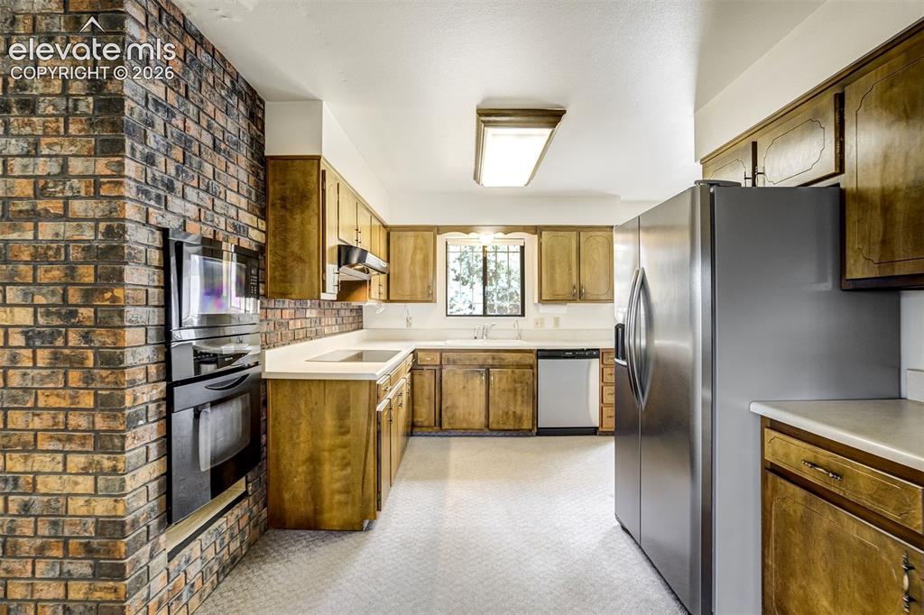 Image 22 of 48: Kitchen