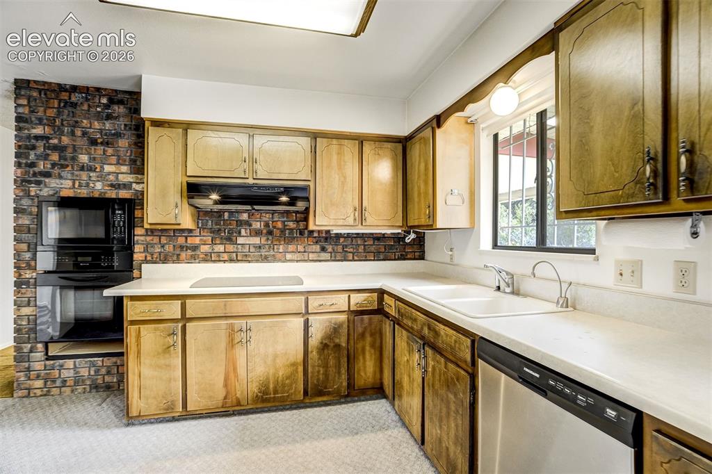 Image 24 of 48: Kitchen