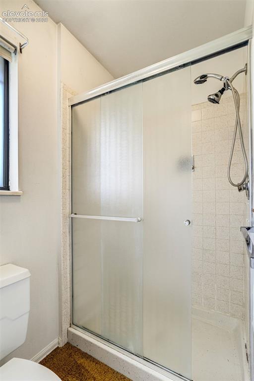 Image 33 of 48: Bathroom