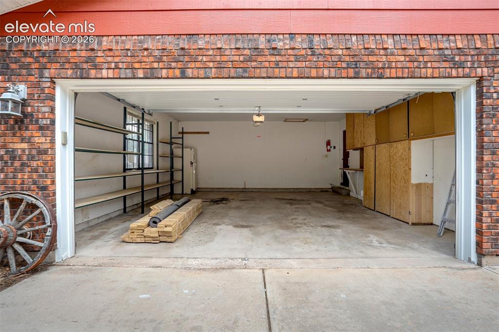 Image 43 of 48: Garage