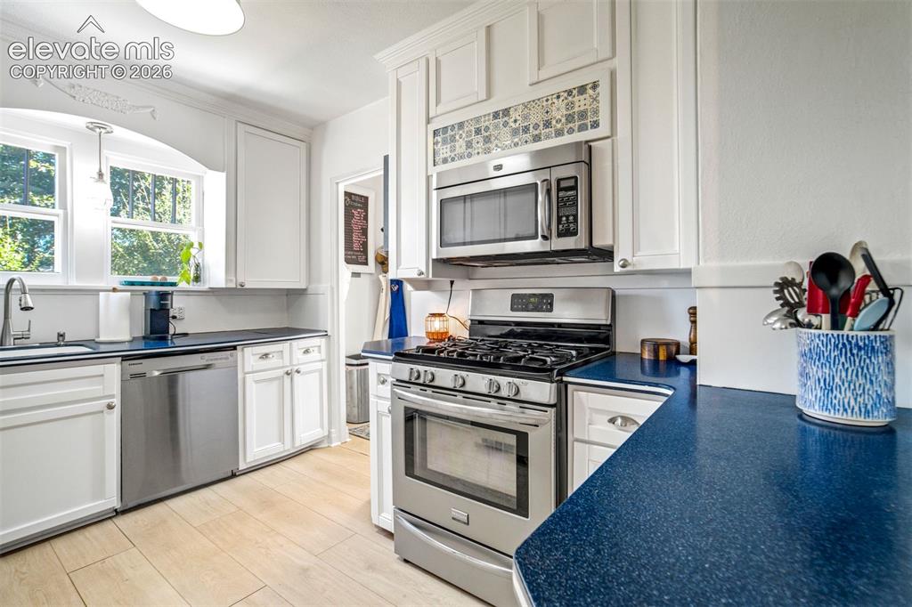 Image 10 of 50: Kitchen