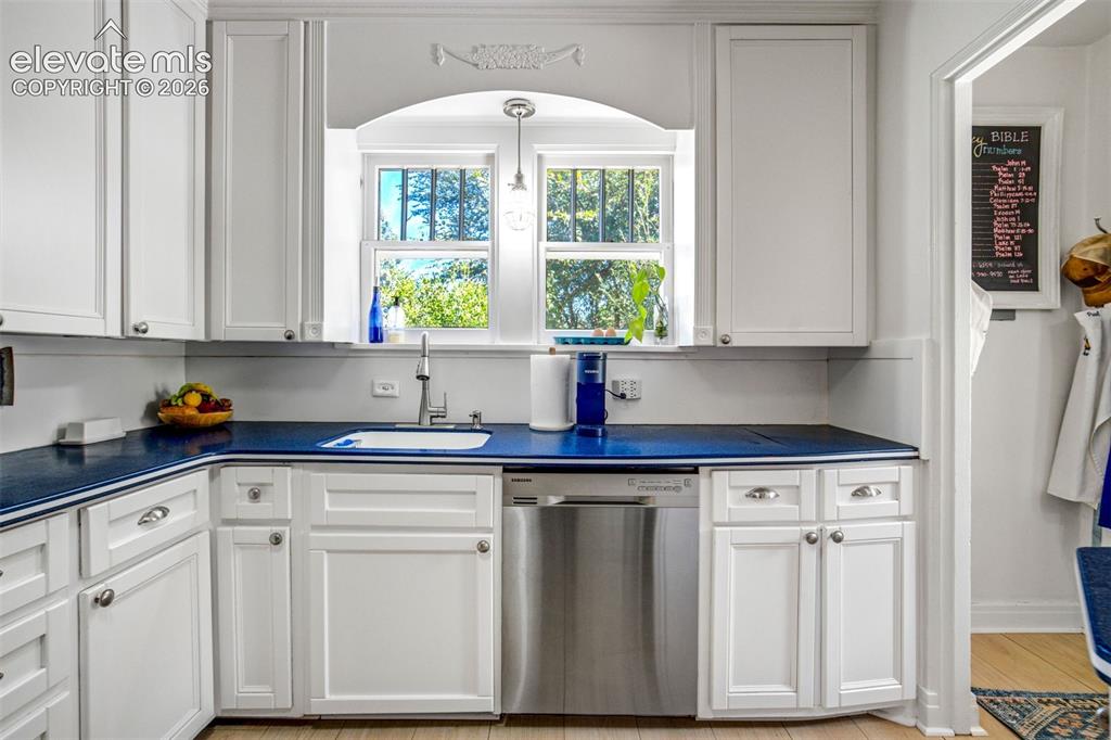Image 11 of 50: Kitchen