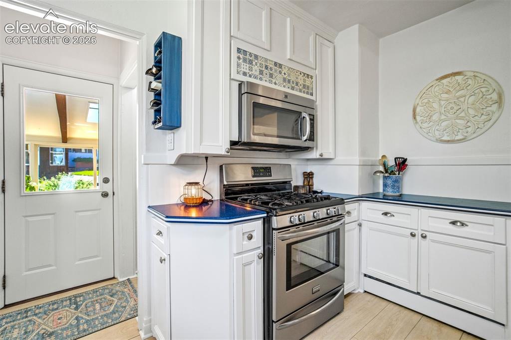 Image 12 of 50: Kitchen