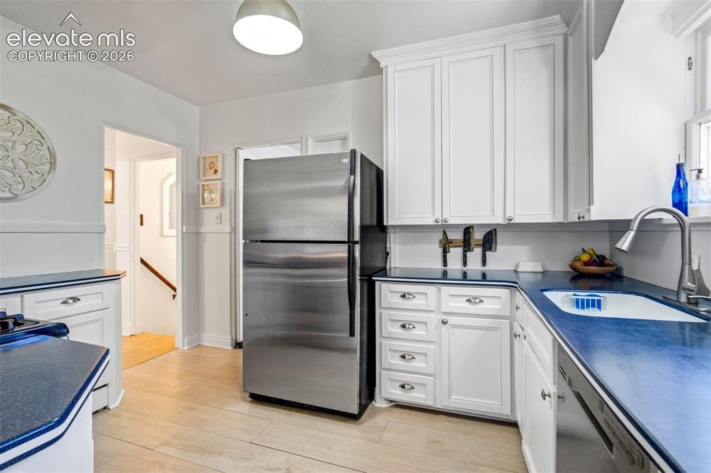 Image 13 of 50: Kitchen