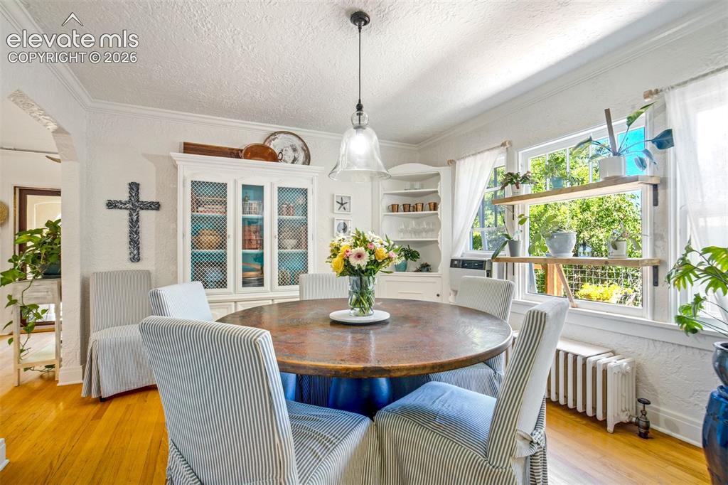 Image 15 of 50: Dining Area