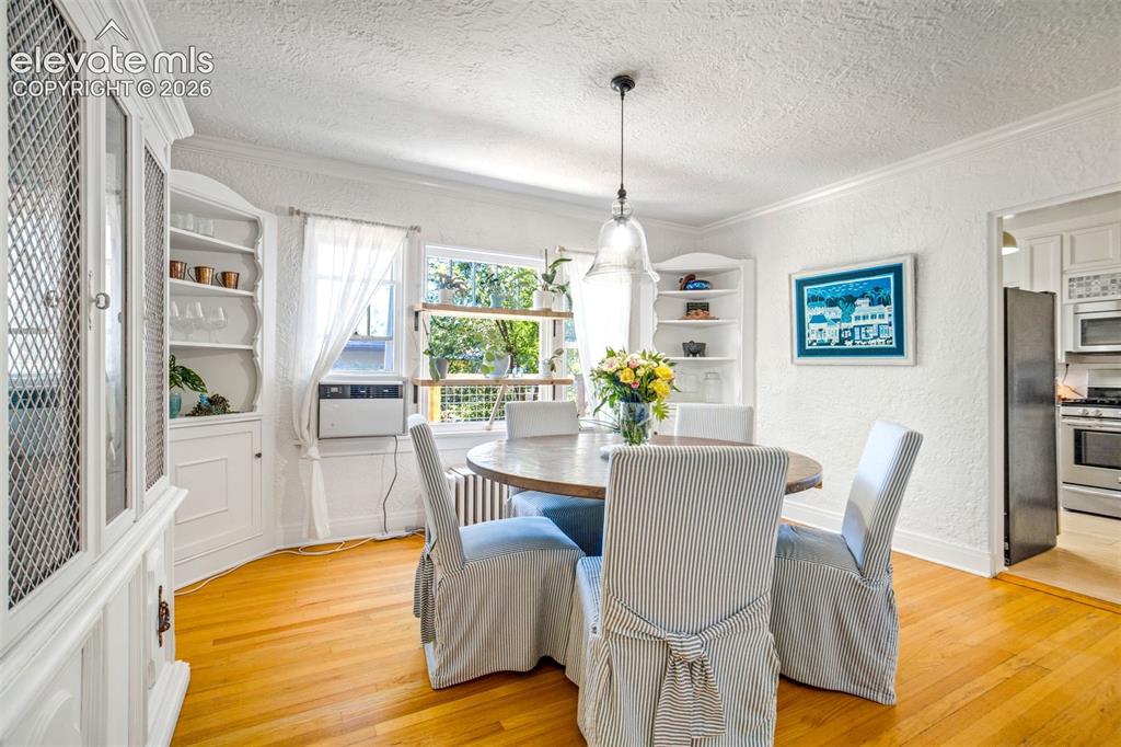 Image 16 of 50: Dining Area