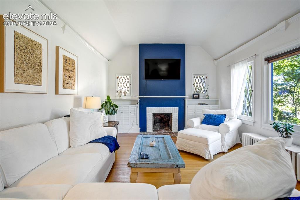 Image 8 of 50: Living Room