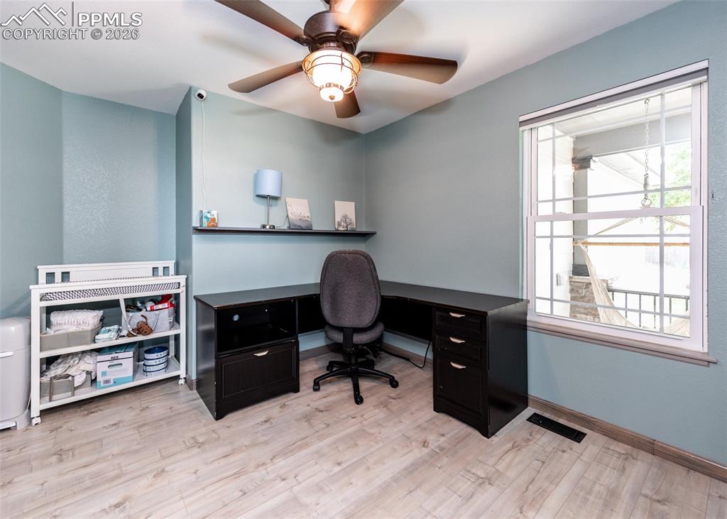 Image 21 of 43: Office