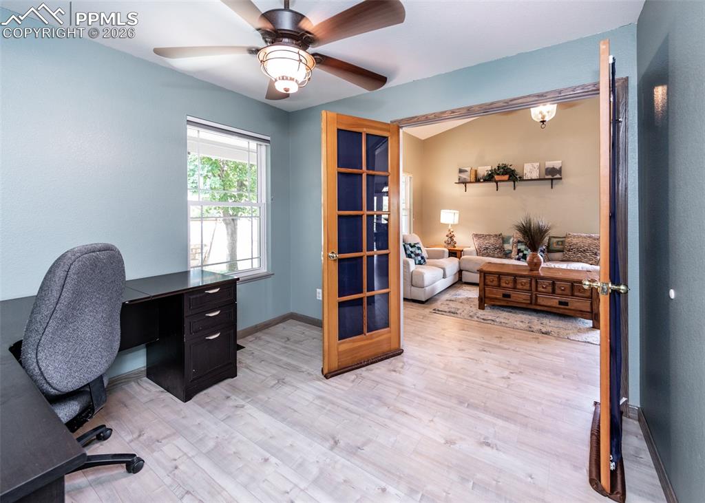 Image 22 of 43: Office