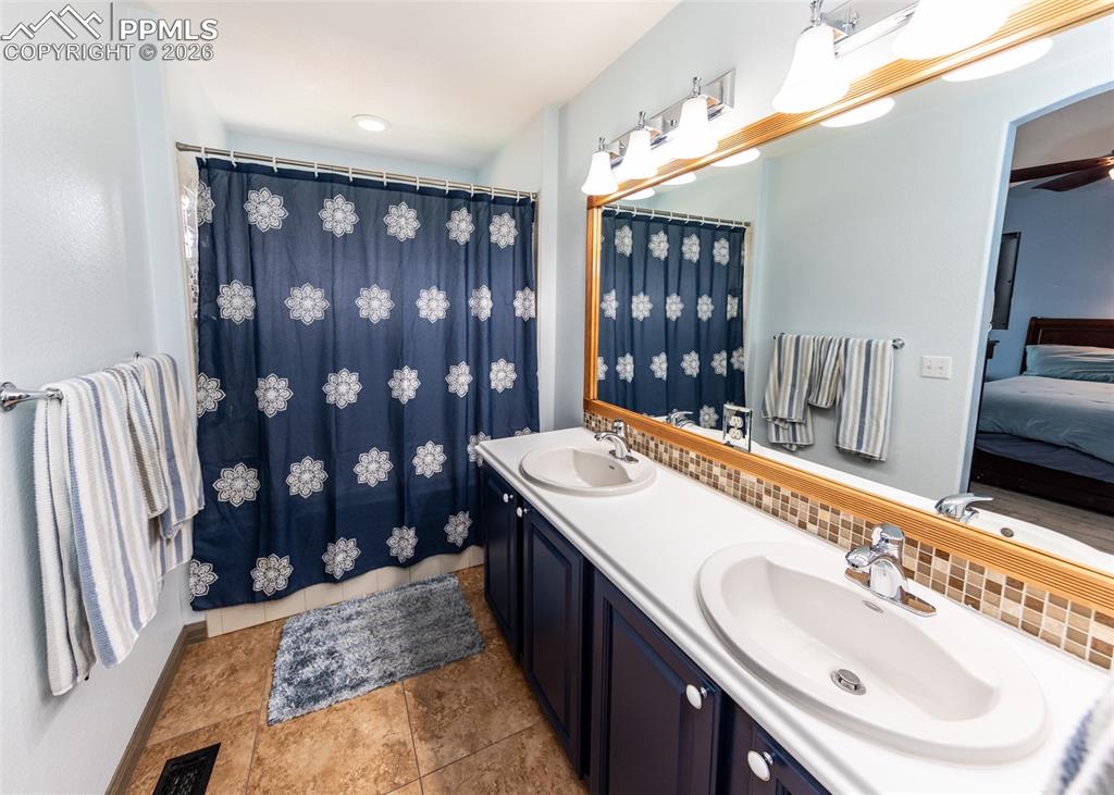 Image 25 of 43: Bathroom