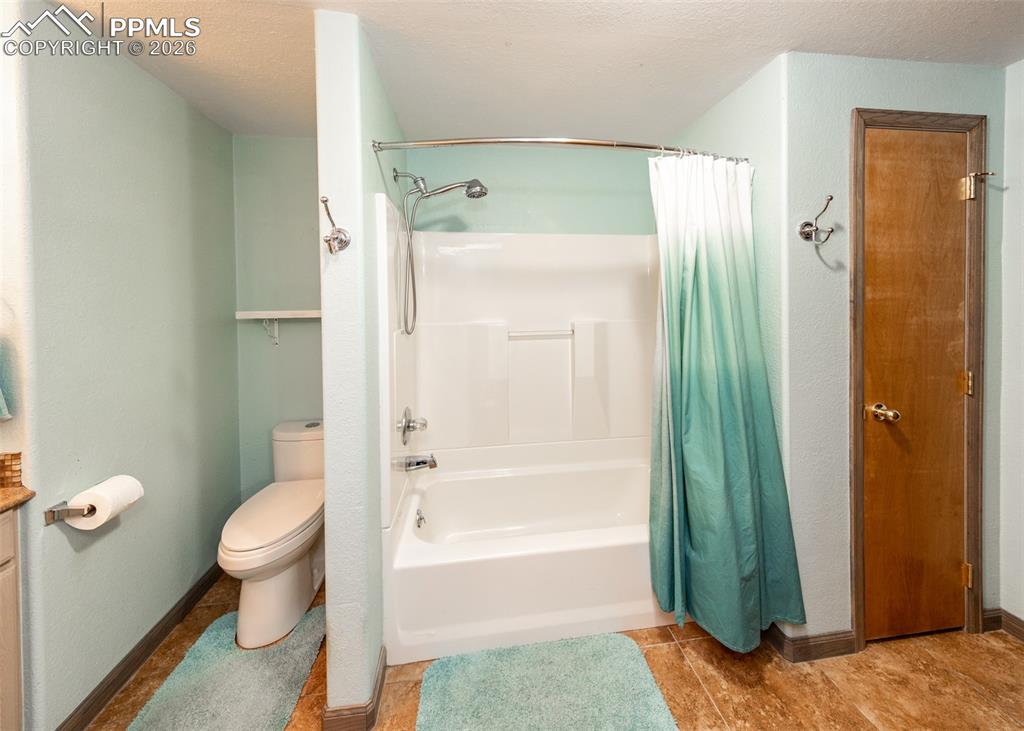 Image 30 of 43: Bathroom