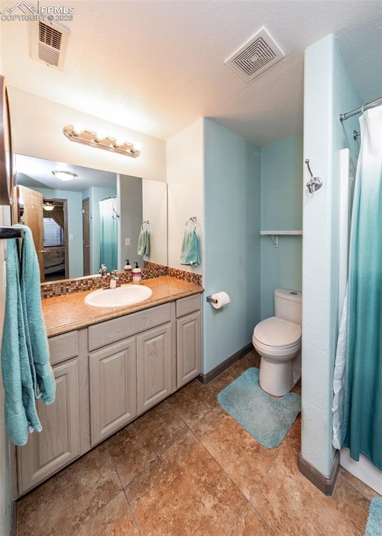 Image 31 of 43: Bathroom