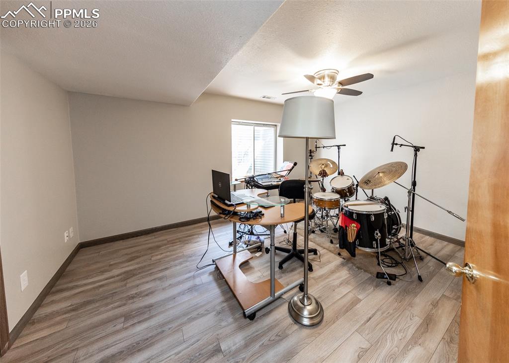 Image 32 of 43: Office