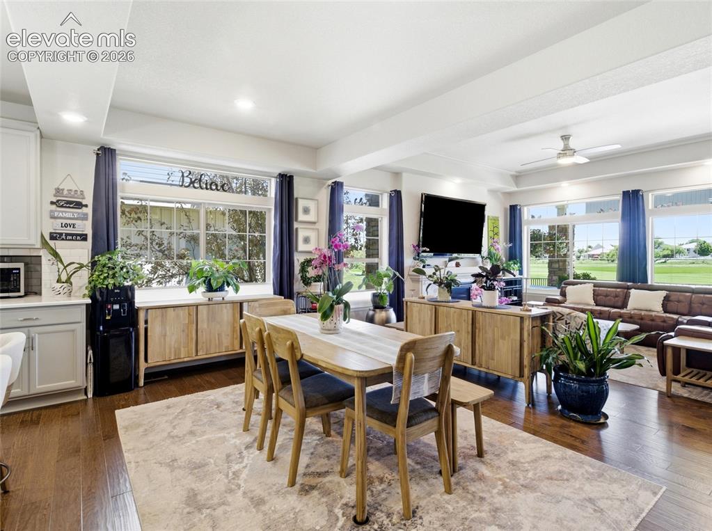 Image 10 of 50: Dining Area