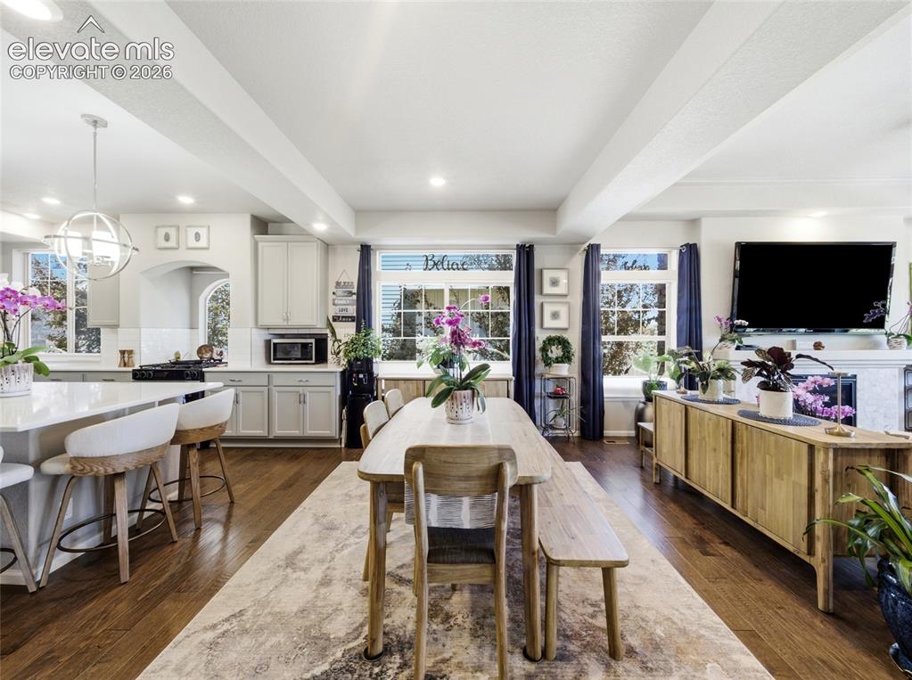 Image 11 of 50: Dining Area