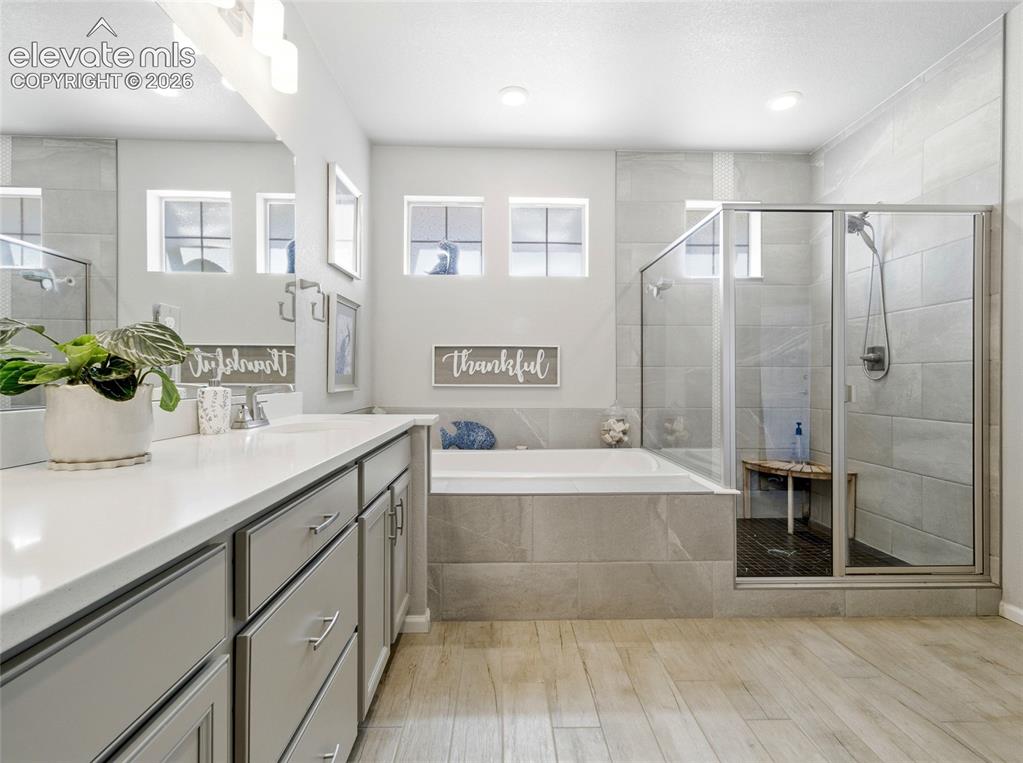 Image 18 of 50: Bathroom
