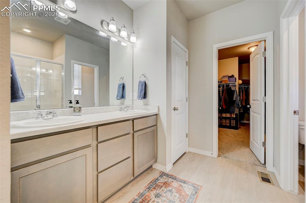 Image 18 of 41: Bathroom