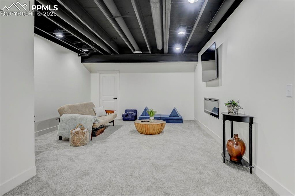 Image 30 of 41: Sitting Room