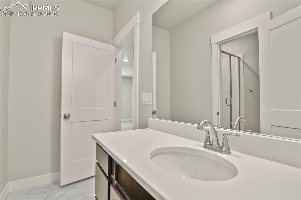 Image 27 of 33: Bathroom