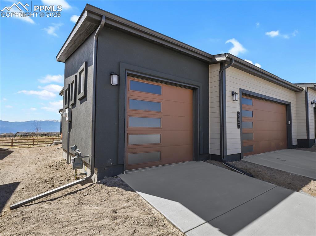 Image 32 of 33: Garage