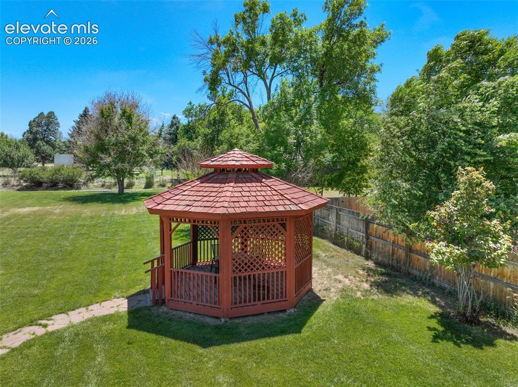 Image 11 of 50: Yard