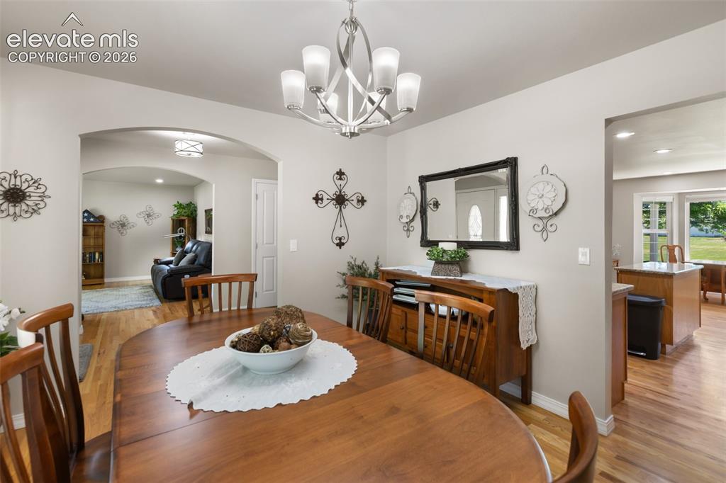 Image 19 of 50: Dining Room