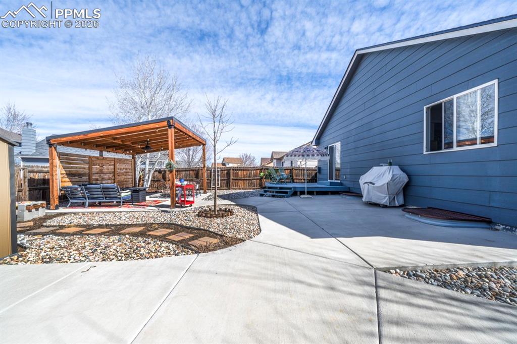 Image 31 of 37: Patio