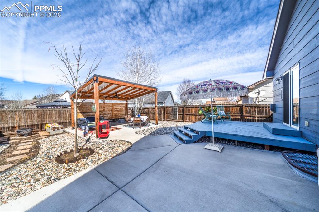 Image 32 of 37: Deck