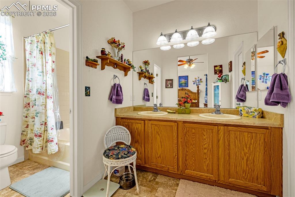 Image 11 of 21: Bathroom