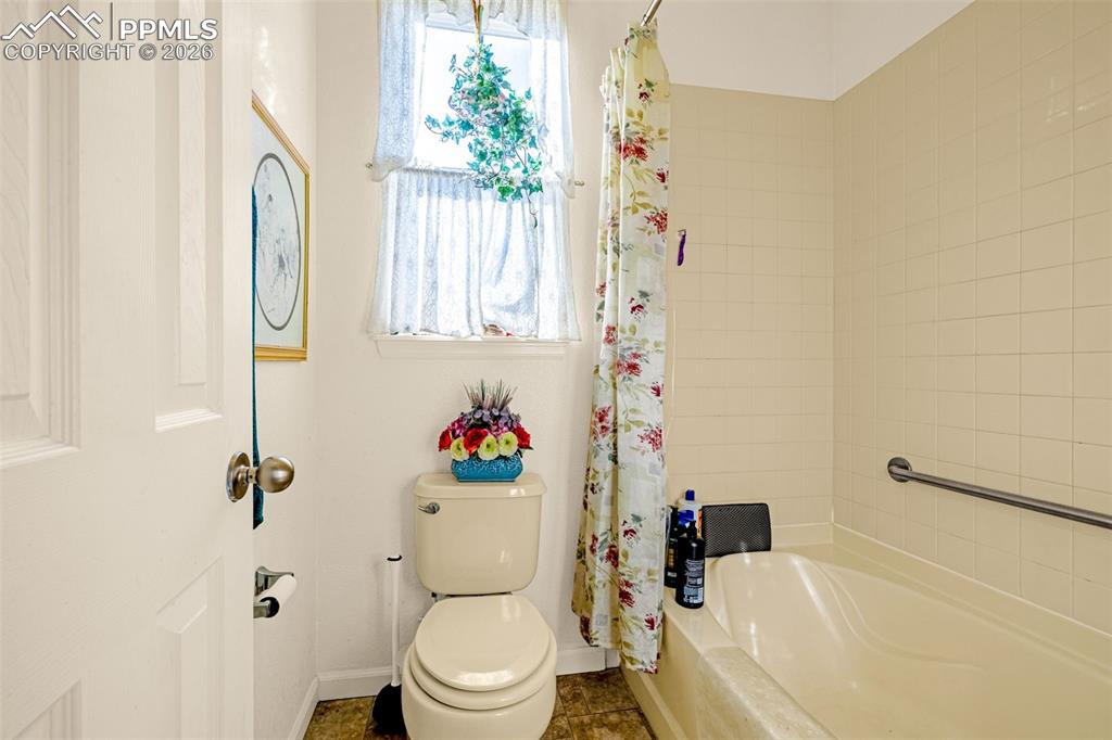 Image 12 of 21: Bathroom