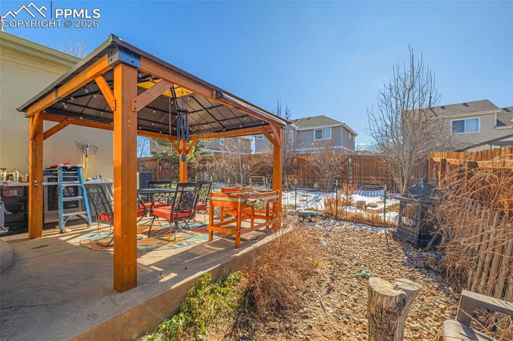 Image 17 of 21: Yard