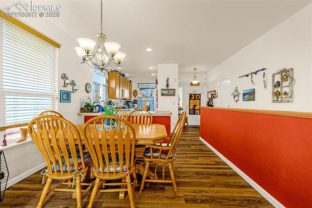 Image 3 of 21: Dining Area