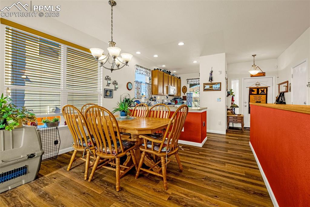 Image 7 of 21: Dining Area