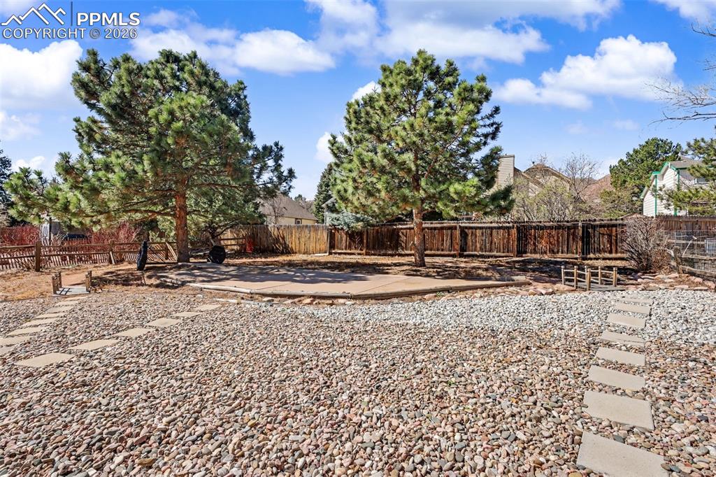 Image 10 of 39: Yard